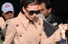 Victoria Posh Beckham con sus hijos y tremendos tacones aguja