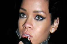 Rihanna lleva un anillo de diamante… comprometida?