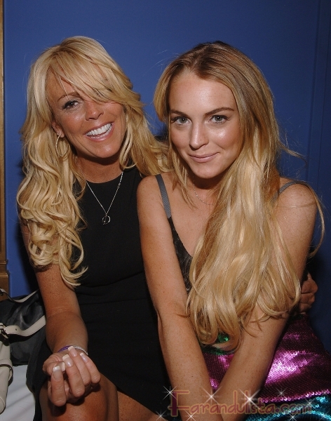 09060 dina and lindsay lohan pose for pictures at sephoras 10th anniversary celebration in ny