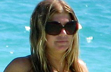 Fergie muestra sus curvas en un bikini verde en Mexico