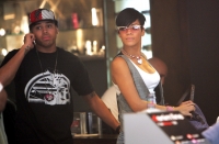 fp 1899378 icon rihanna chris 021309.thumbnail