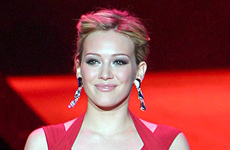 Hilary Duff viste de rojo en la pasarela por el corazon