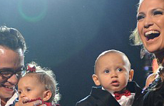 Jennifer Lopez lleva a sus gemelos al escenario en New York