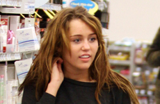 Miley Cyrus comprando productos faciales