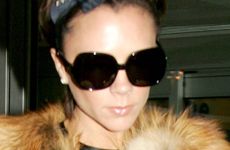 Victoria Beckham viste pieles, pero FALSAS