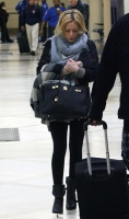 Hilary Duff luce cansada en el aeropuerto de L.A