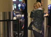 Hilary Duff luce cansada en el aeropuerto de L.A
