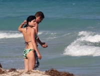 Selma Blair en bikini con su novio en un romantico dia de Playa