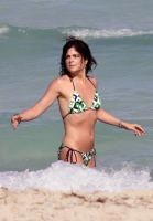 Selma Blair en bikini con su novio en un romantico dia de Playa