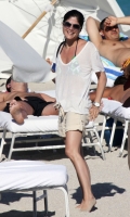 Selma Blair en bikini con su novio en un romantico dia de Playa