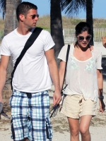 Selma Blair en bikini con su novio en un romantico dia de Playa