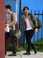 Los Jonas McBrothers - Nick y Joe con una Happy Meal