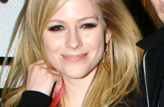 Avril Lavigne bebe e ignora a su esposo Deryck Whibley