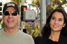 Gosh! Bruce Willis se casa en el Caribe y le gana a Demi…