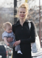 Nicole Kidman sale a pasear con baby Sunday Rose! CUTE!!!