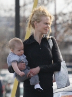 Nicole Kidman sale a pasear con baby Sunday Rose! CUTE!!!