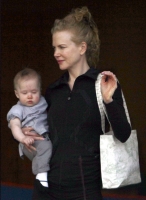 Nicole Kidman sale a pasear con baby Sunday Rose! CUTE!!!