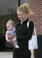 Nicole Kidman sale a pasear con baby Sunday Rose! CUTE!!!