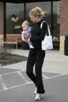 Nicole Kidman sale a pasear con baby Sunday Rose! CUTE!!!