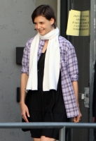 Katie Holmes sonriente saliendo del estudio