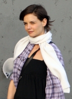 Katie Holmes sonriente saliendo del estudio