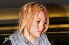 Hilary Duff luce cansada en el aeropuerto de L.A