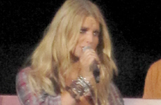 Jessica Simpson olvida las letras de sus canciones otra vez!