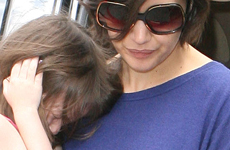 Katie Holmes y Suri Cruise (atormentada por los paps)