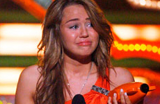 Miley Cyrus llora en los Kids Choice Awards 2009