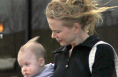 Nicole Kidman sale a pasear con baby Sunday Rose! CUTE!!!