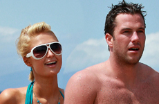 Paris Hilton en bikini con Dough Reinhardt en Hawaii