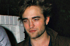 Robert Pattinson tiene a todas desmayadas… con su olor Ewww