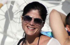 Selma Blair en bikini con su novio en un romantico dia de Playa