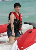 Fashion Police!! Kelly Osbourne con shorts de jean en la playa