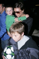 Victoria Beckham y sus hijos en el aeropuerto de LA