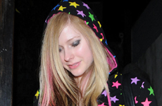 Avril Lavigne y su look estrellado
