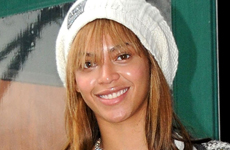 Beyonce sin maquillaje sonrie bajo la lluvia
