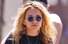 Mary Kate Olsen y su novio Nate Lowman paseando en bicicleta