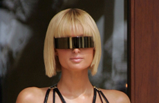 Paris Hilton posa en un sexy bikini negro para los paps