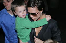 Victoria Beckham y sus hijos en el aeropuerto de LA