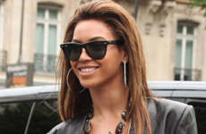 Beyonce muestra sus piernas comprando en Paris