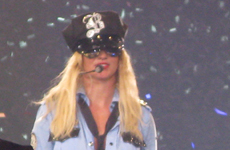 Un fan logra subir al escenario de Britney y es arrestado