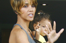 Halle Berry molesta habla con los paps