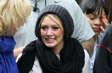 Hilary Duff y su novio Mike Comrie caminan por una buena causa