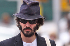 Keanu Reeves necesita un estilista