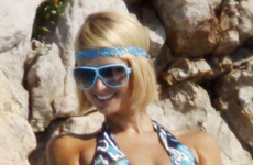 Paris Hilton posa en la piscina en Cannes