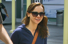 Christina Ricci trata de esconder sus anillo de compromiso