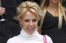 Britney con shorts rosa pero necesita un bra