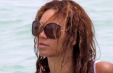 Beyonce es una chica timida en la playa