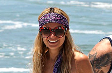 Nicole Richie en bikini muestra su baby bump!